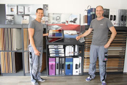 Geschäftsführer Thimo Rapsch (li) und Geschäftsführer Alexander Henkel (re) im Geschäft - Bodenleger Freilassing, Raumausstatter Freilassing